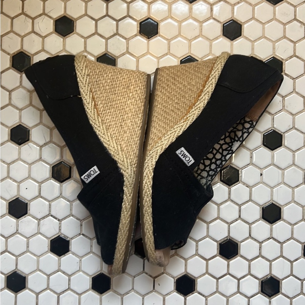 Toms black and tan wedges